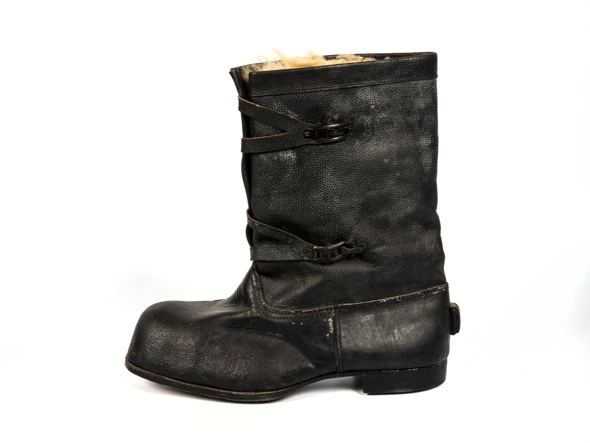 Skinnskodda stövlar från isbrytaren ODEN. Kronmärkta. Storlek 51, stora nog att sticka in sina egna stövlar i för att få fötterna varma. Årsmodell 1944.