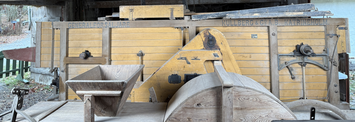 Tröskverk, fabriksgjort av AB Thermaeius & Sons, Hallsberg. Tillverkningsnummer 13 780. Avsett för drift med elmotor, tändkulemotor eller dragare, med remtransmission. Försålt av Generalförsäljare Kullberg & Co A.B. Katrineholm.
Verket består av en stor låda, byggd av trä och målad med gul färg. Det står på fyra hjul av gjutjärn. Inuti lådan finns ett maskineri av järn. Användandet tillgår så, att den torkade säden lastas in av en person i ena änden av lådan. Personen står på ett nerfällt flak och har ett matarbord till öppningen framför sig. Till vänster finns ett avtagbart bord, där kärven kan knytas upp. Kärven kommer först till en trumma av järn, där axen slås sönder. Trumman roterar med 950 v/min, enligt målad angivelse på utsidan. Där anges också rotationsriktningen. Även halmen trasas upp. Nertill i lådan finns en fläkt, som blåser undan bosset. De tunga sädeskornen faller ner i botten till en ränna, som leder till elevatorn. I denna, ett litet paternosterverk, lyfts säden upp för att sedan kunna falla ner i tre luckförsedda säckhållare. Halmen passerar ett skakverk och kommer ut i andra änden. 
Tranmissionsremmarna är av gummerad väv. Det går en rem från motorn till trummans axel. Dessutom går två drivremmar därifrån till skakverket, som har två funktioner: en för upp- och nergående rörelse, en för framåt-bakåtgående rörelse. På andra sidan finns drivremmar till fläkten och till elevatorn. Transmissionen skyddas av två enkla trägrindar. Utdraget mäter verket ungefär 5 580 mm. Största bredd med alla utbyggnader är 1 460 mm.
Stiften i trumman är sekundärt utbytta mot järnstift.
Under 1922 levererades 14 000 verk av denna typ, enkelrensande, transportabla och försedda med hjul. 

Funktion: Maskin som slår loss sädeskornen ur axen