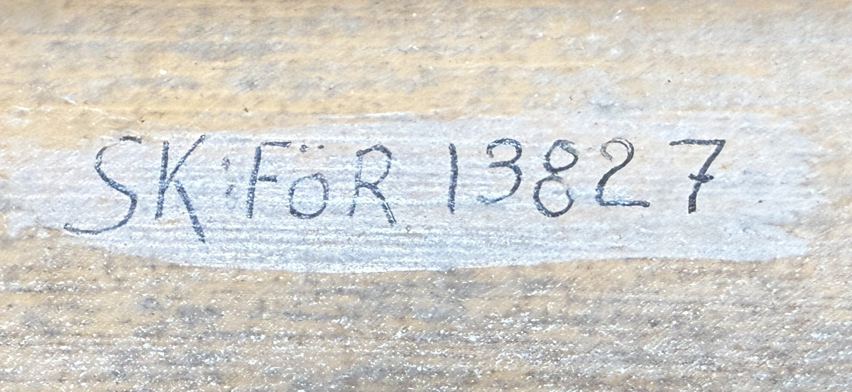 Tröskverk, fabriksgjort av AB Thermaeius & Sons, Hallsberg. Tillverkningsnummer 13 780. Avsett för drift med elmotor, tändkulemotor eller dragare, med remtransmission. Försålt av Generalförsäljare Kullberg & Co A.B. Katrineholm.
Verket består av en stor låda, byggd av trä och målad med gul färg. Det står på fyra hjul av gjutjärn. Inuti lådan finns ett maskineri av järn. Användandet tillgår så, att den torkade säden lastas in av en person i ena änden av lådan. Personen står på ett nerfällt flak och har ett matarbord till öppningen framför sig. Till vänster finns ett avtagbart bord, där kärven kan knytas upp. Kärven kommer först till en trumma av järn, där axen slås sönder. Trumman roterar med 950 v/min, enligt målad angivelse på utsidan. Där anges också rotationsriktningen. Även halmen trasas upp. Nertill i lådan finns en fläkt, som blåser undan bosset. De tunga sädeskornen faller ner i botten till en ränna, som leder till elevatorn. I denna, ett litet paternosterverk, lyfts säden upp för att sedan kunna falla ner i tre luckförsedda säckhållare. Halmen passerar ett skakverk och kommer ut i andra änden. 
Tranmissionsremmarna är av gummerad väv. Det går en rem från motorn till trummans axel. Dessutom går två drivremmar därifrån till skakverket, som har två funktioner: en för upp- och nergående rörelse, en för framåt-bakåtgående rörelse. På andra sidan finns drivremmar till fläkten och till elevatorn. Transmissionen skyddas av två enkla trägrindar. Utdraget mäter verket ungefär 5 580 mm. Största bredd med alla utbyggnader är 1 460 mm.
Stiften i trumman är sekundärt utbytta mot järnstift.
Under 1922 levererades 14 000 verk av denna typ, enkelrensande, transportabla och försedda med hjul. 

Funktion: Maskin som slår loss sädeskornen ur axen