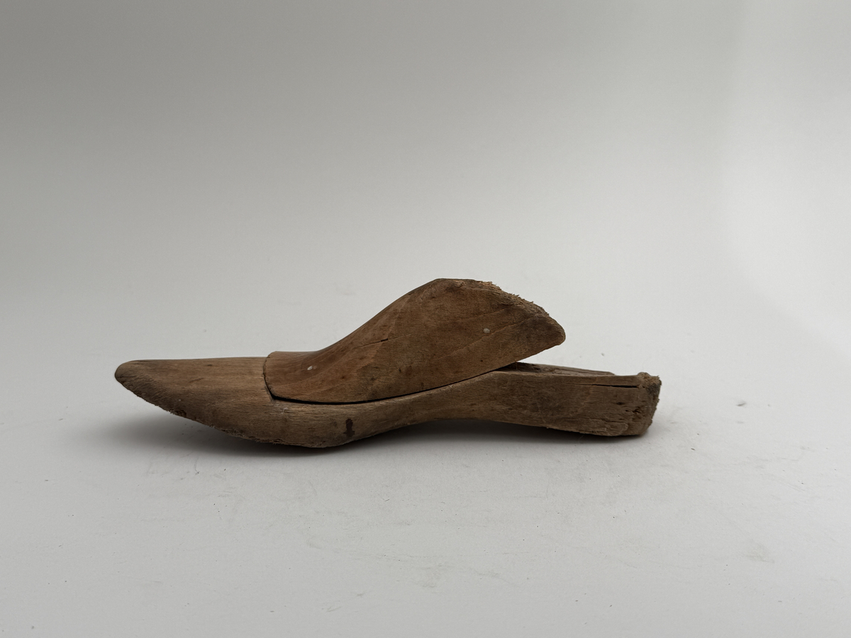 Skoläst för höger fot, av bok, lös överdel. 
 