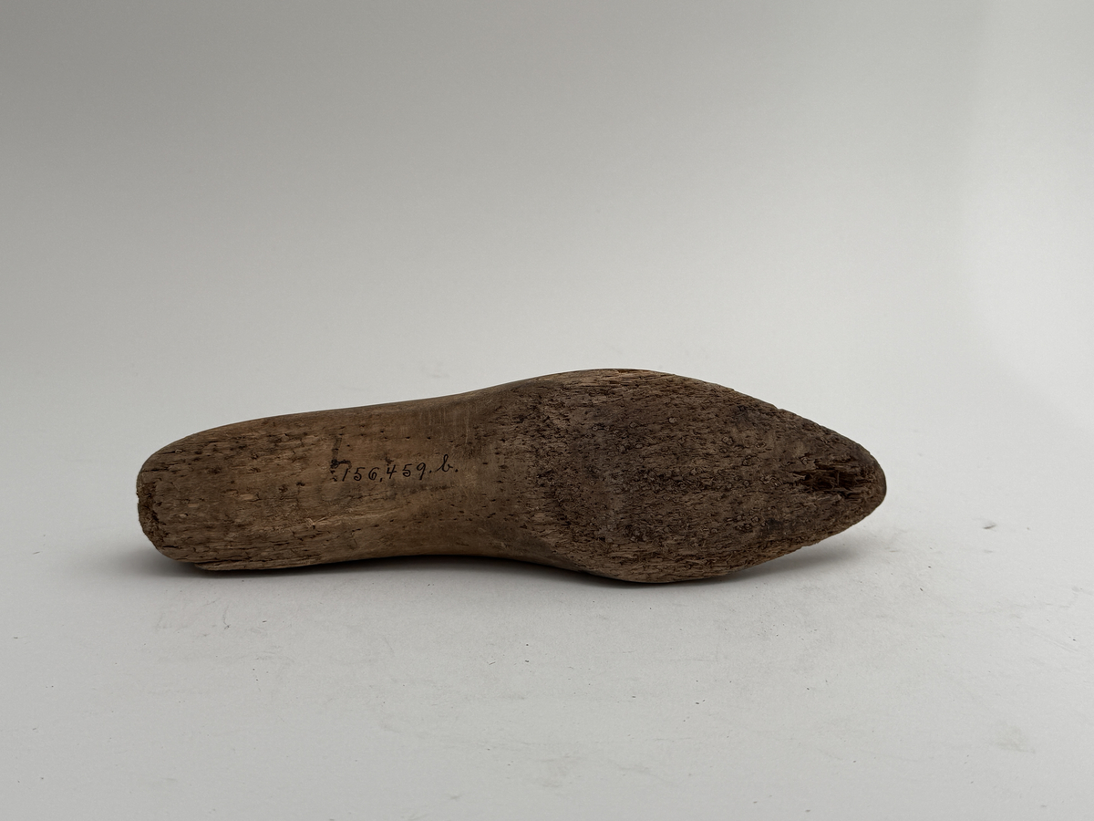 Skoläst för höger fot, av bok, lös överdel. 
 