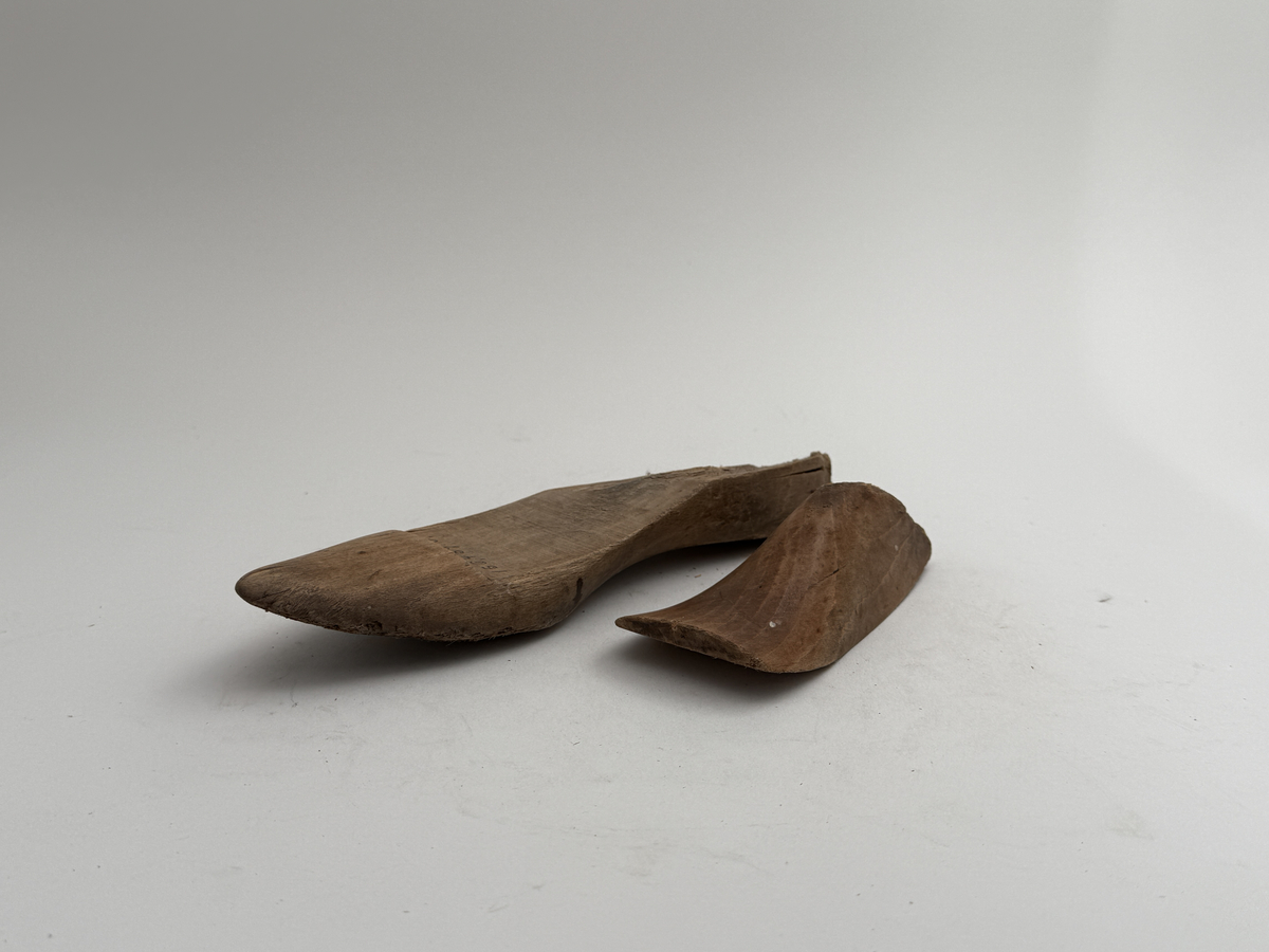 Skoläst för höger fot, av bok, lös överdel. 
 