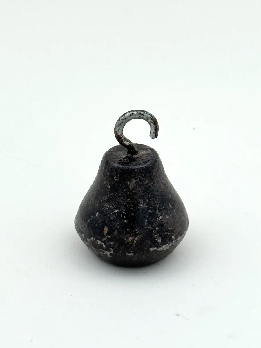 Lod till urverk, päronformad, av järn med en krok.