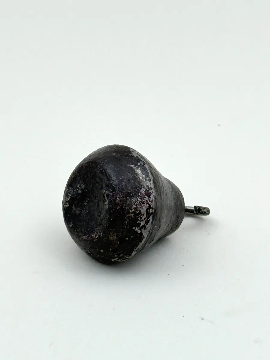 Lod till urverk, päronformad, av järn med en krok.