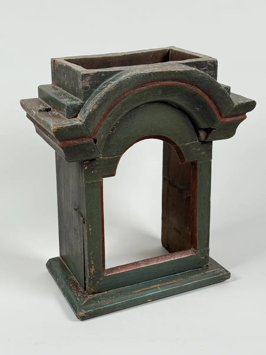 Huv till golvur/skåpur med rundar krön. Av furu, grön-och rödmålat, öppningsbar lucka framtill ej glasad. 