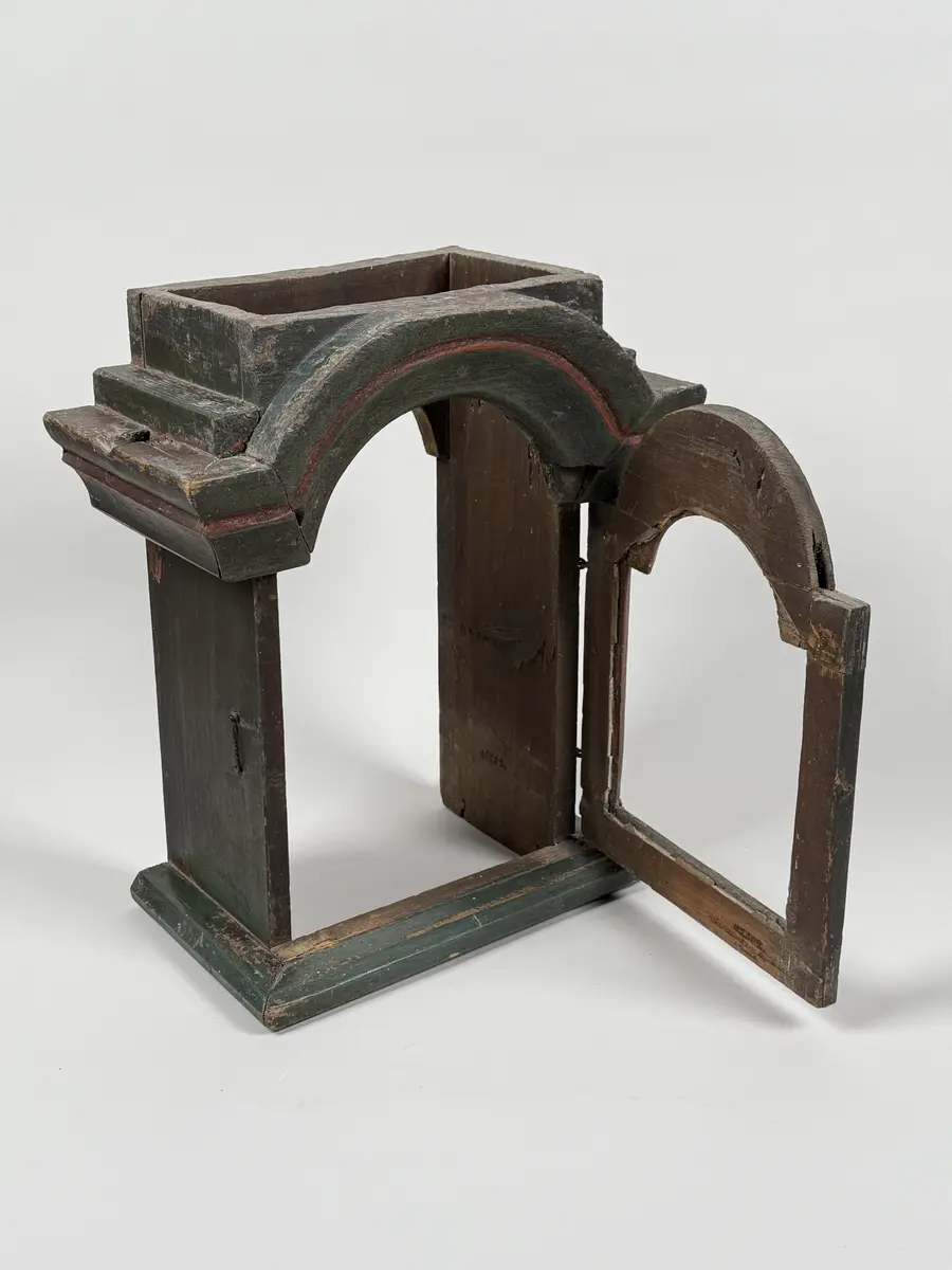 Huv till golvur/skåpur med rundar krön. Av furu, grön-och rödmålat, öppningsbar lucka framtill ej glasad. 