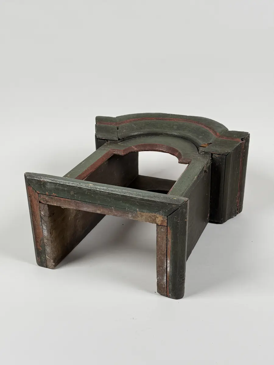 Huv till golvur/skåpur med rundar krön. Av furu, grön-och rödmålat, öppningsbar lucka framtill ej glasad. 