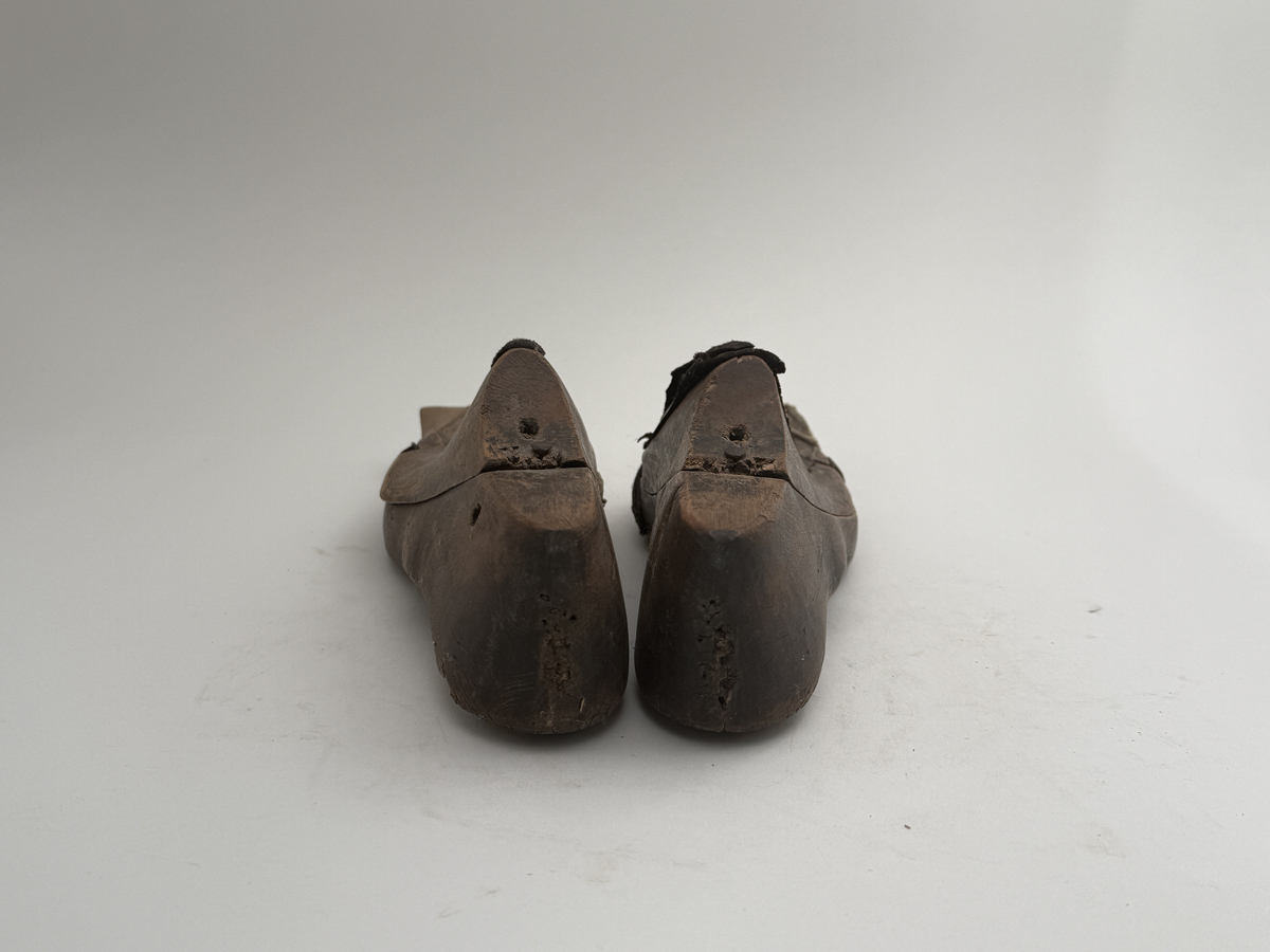 Skoläst för herrskor.
Gjorda i björkträ med läderbitar fastpliggade på vristdelen. Höger tåhäll klädd med lärft. 