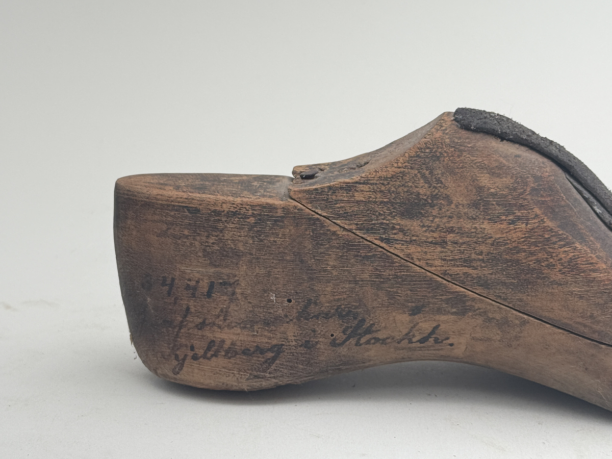 Skoläst för herrskor.
Gjorda i björkträ med läderbitar fastpliggade på vristdelen. Höger tåhäll klädd med lärft. 