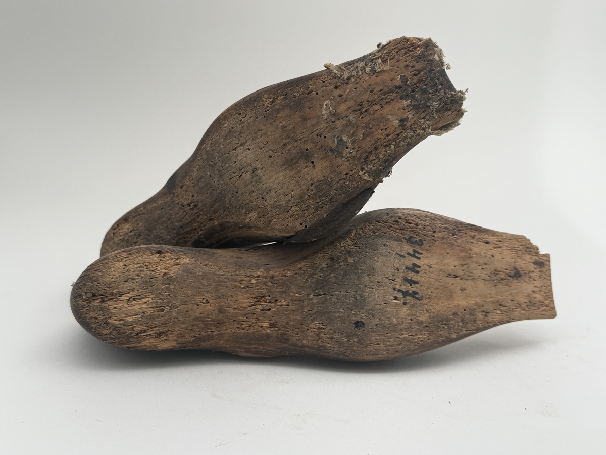 Skoläst för herrskor.
Gjorda i björkträ med läderbitar fastpliggade på vristdelen. Höger tåhäll klädd med lärft. 