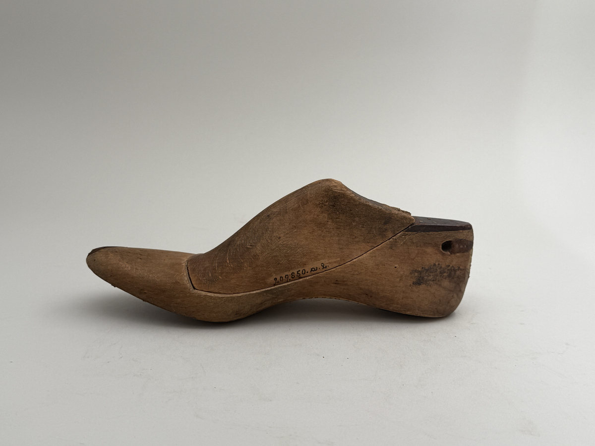 Skoläst i trä. Högerfot. 
 