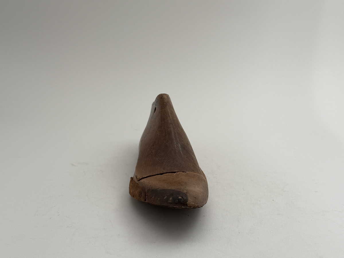 Skoläst i trä. Högerfot. 
 