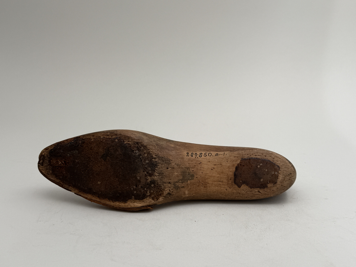 Skoläst i trä. Högerfot. 
 