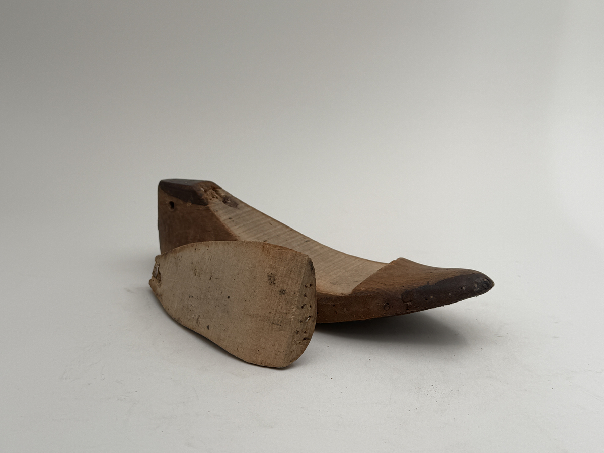 Skoläst i trä. Högerfot. 
 