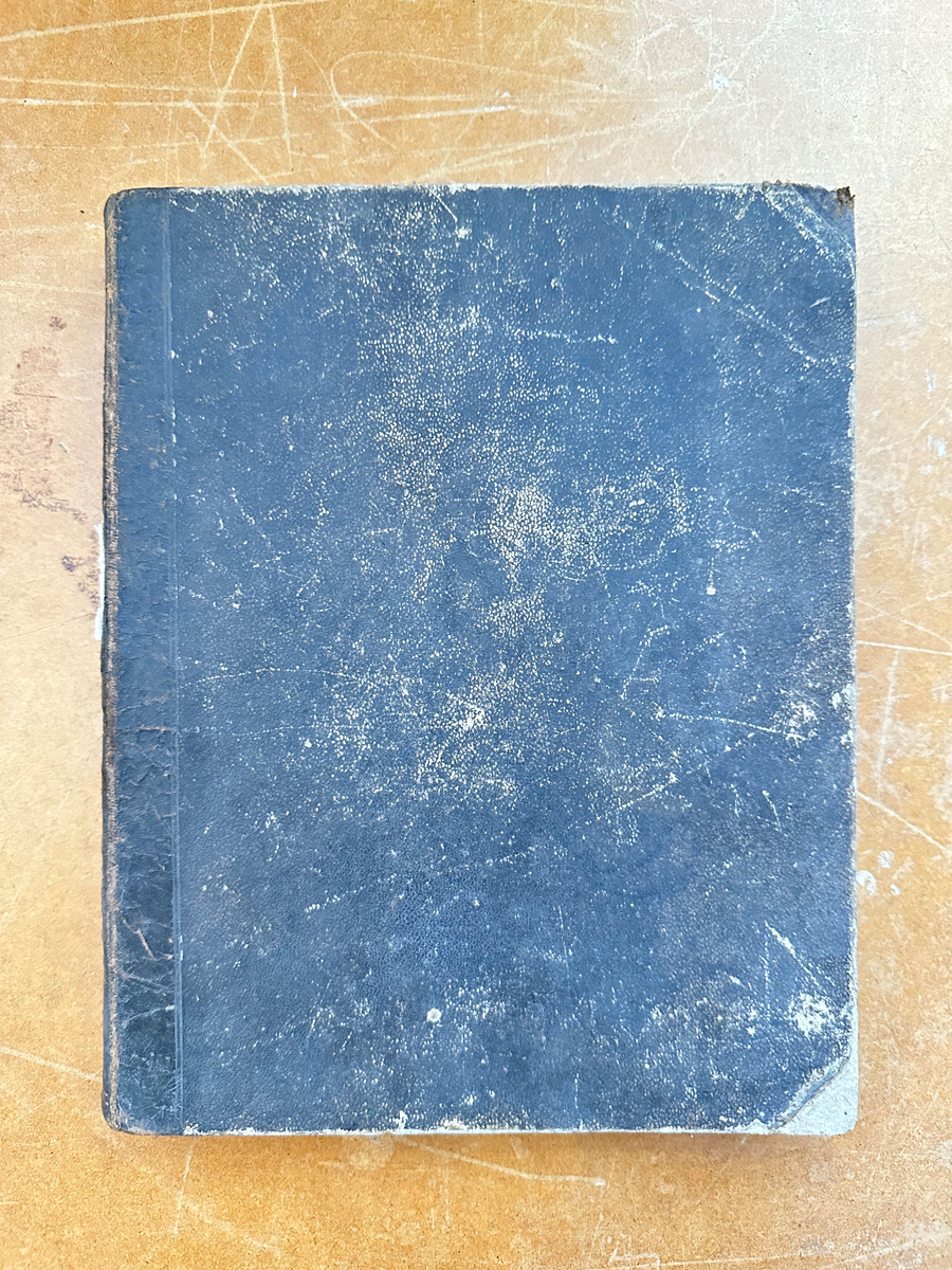 Bok: "Den heliga skrift". Utgiven 1883 i Stockholm.
Halvfranskt band. Rygg av mörkt skinn med förgyllda bokstäver och ränder, samt påklistrad etikett i ljust papper upptill. Hörn förstärkta med skinn. Pärm av kartong klädd med mörk läderliknande yta, troligtvis behandlat papper. Sidorna av bokens inlaga marmorerade med blågrön färg.
Samlingsnumrering Väla sockenbibliotek Nr. 332.