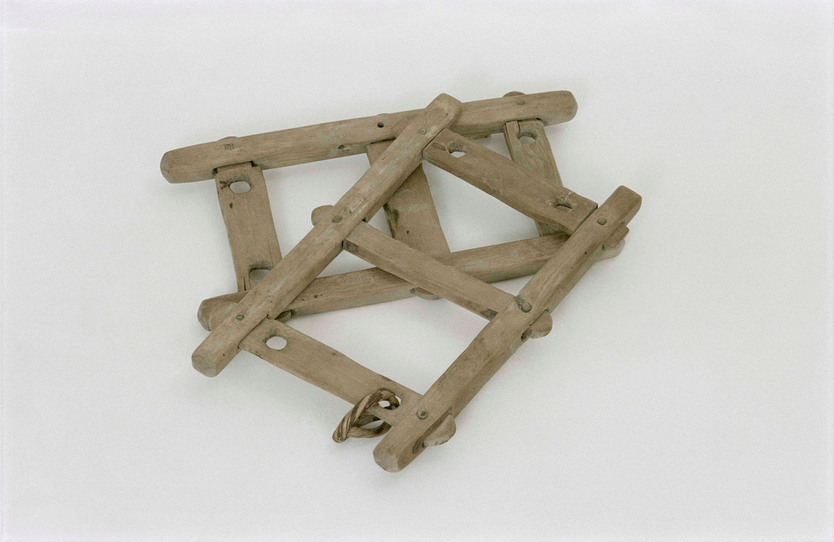 Ett par trygor av björk, rektangulär ram med tre slåar. Rest av björkvidja på tryga B.