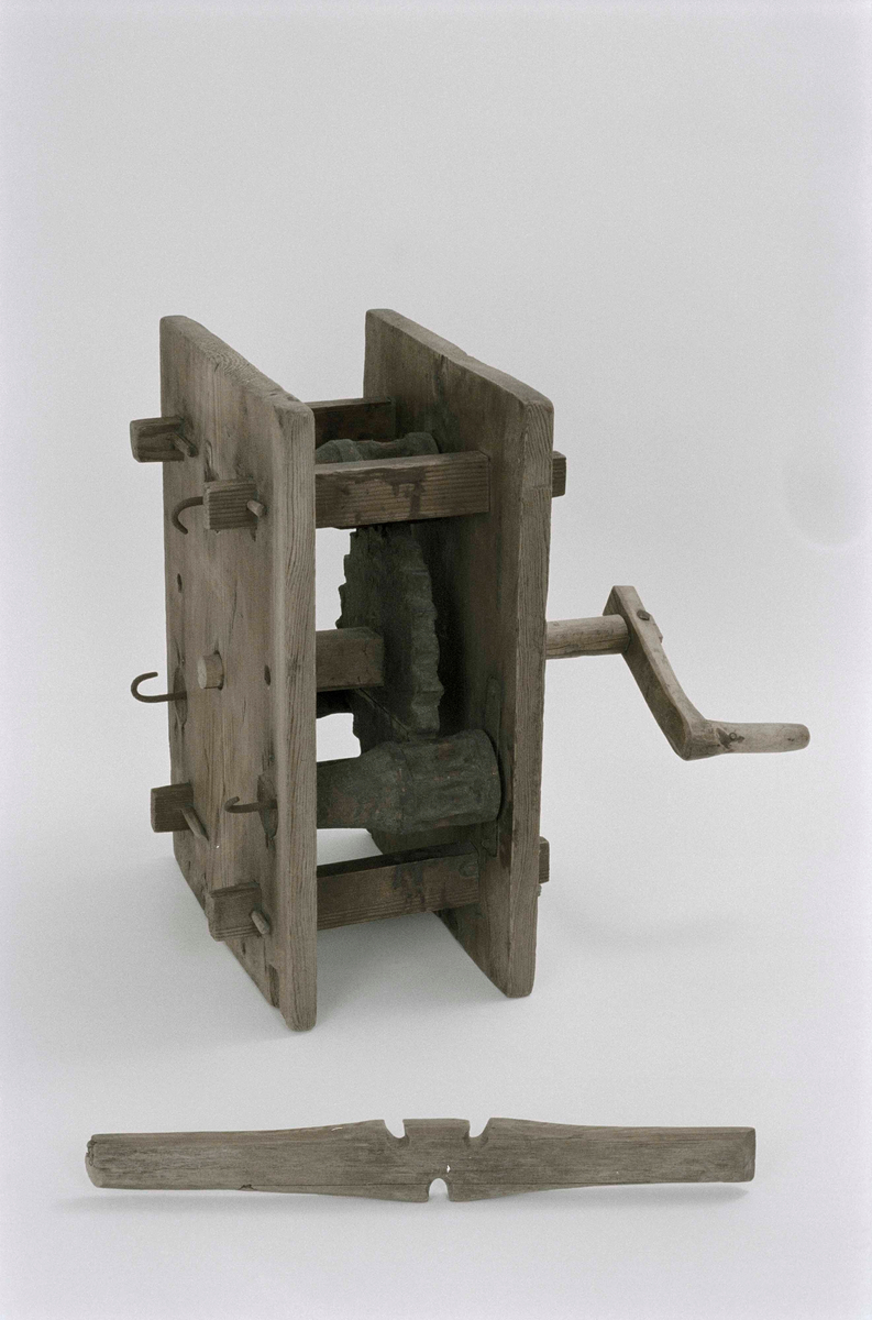 Geskär av trä, (A) tvinningsmaskin, för repslageri, med fäste för tre kardeler. Drivkonstruktion sammanfogad i två rektangulära plana plattor med fyra slåar. Inuti ett större kugghjul som drivs med en vevaxel. Det större kugghjulets kuggtänder driver i sin tur tre mindre kugghjul för högre varvtal. De tre mindre kugghjulen är fästa på svarvade flaskformade nav som driver tre järnkrokar i ändarna. De tre järnkrokarna fungerar som fästen för kardeler. Till geskär hör en platt konformad tvinnsticka av trä (B) med tre skåror, två på ovandelen och en på underdelen.

