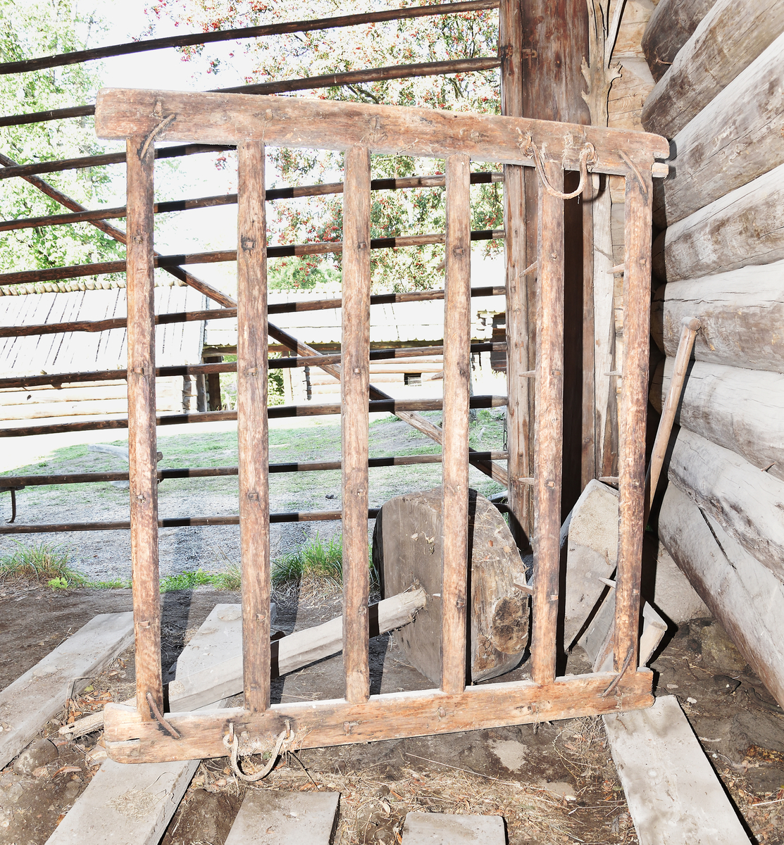 Pinnharv med kvadratisk ram av trä med 6 st tvärslåar försedda med järnpinnar. På ovansidan två halvcirkelformade fästen av järn.