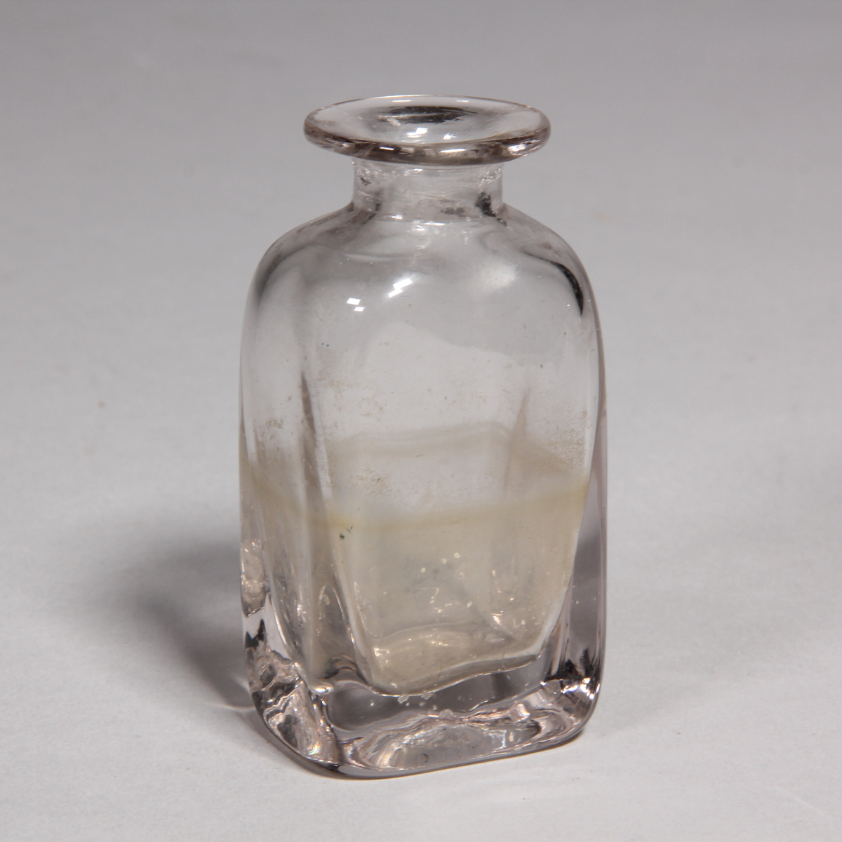 Husapotek i form av en rektangulär trälåda med fällock och bärhandtag av mässing. Lås. Lådfronten nedfällbar och innanför tre små utdragbara lådor. Insida på lådans lock har två utfällbara delar, ihåliga för förvaring samt under dessa fack för glasburkar. I lådan fackindelningen för burkar och flaskor.

De tre små lådorna i fronten innehåller, i en låda medicinalvikter av mässing och en balansvåg med vågskålar av mässing. De mindre vikterna förvaras i svepask av trä. Pappersetikett lådfronten: MEDICINALWIGTAR OCH WICTSKÅLAR. Den andra lådan innehåller tre rektungulära bleckplåtsaskar. Pappersetikett på lådfronten: DIVERSE SALVOR. Den tredje lådan innehåller blyplåster, läkeplåster, mognande plåster och spanska flugplåster. Pappersetikett på lådfronten: DIVERSE PLÅSTER.

I lådan 30 stående flaskor och burkar av glas i olika storlekar. I ett av facken under trälock ligger en samling frön.

Klistrat på lockets insida, de utfällbara delarna, klistrat papper med förteckning över medikamenter respektive underrättelse om medicinalvikter. I den ena utfällbara delen en pappersnota på medikamenter daterad 1815. I den andra utfällbara delen påse med kryddor. Under de utfällbara delarna 8 glasburkar bakom trägaller.