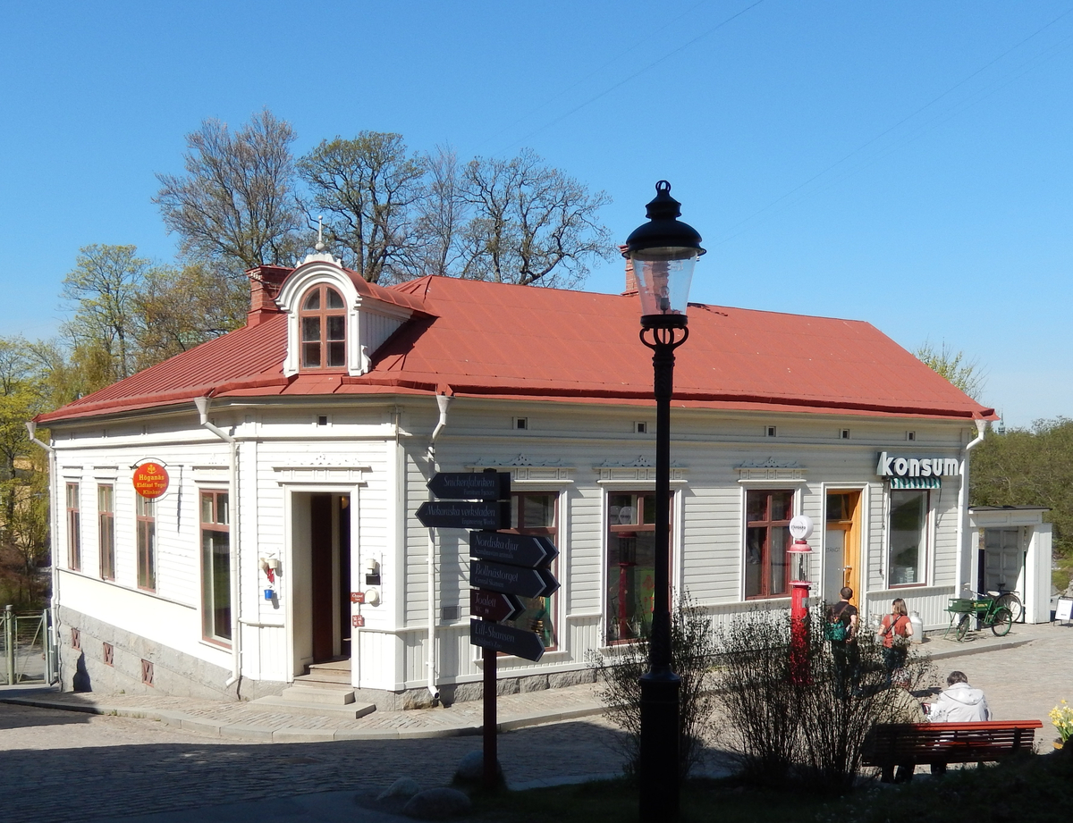 Järnhandlarens hus i Skansens stadskvarter är till sin fasad uppfört efter förlagan på Repslagargatan 8 (Modisten 3) i Hudiksvall. Stommen är modern. 

Byggnaden är uppförd i en våning, med källare i souterräng, grunden är av huggen natursten. Fasaden är klädd med liggande panel målad i en ljust vit kulör. Fasaden delas in av lisener vid det avskurna hörnet, samt med horisontell mittelbandslist i fönstrens underkant samt som en artikulering av vindsvåningen. Taket är brutet och klätt med rödmålad plåt. Vid det avskurna hörnet finns en takkupa med rundat överstycke, snickarglädje samt spira. Byggnaden har två murade skorstenar i tegel.

 Järnhandlarens hus rymmer en järnhandel med kontor, en järnhandlarbostad samt en konsumbutik. 

Byggnaden uppfördes på Skansen under åren 2004-2005.
