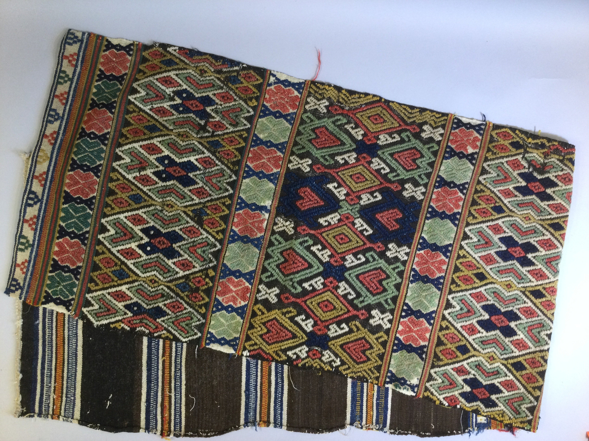 Åkdyna, vävd i krabbasnår. Ylle i färger. Linvarp. Baksidan randig.
Inventerat för Fatburen 1970.

Funktion: Komfort och dekoration vid resa