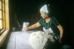 Brødbaking på Horgen vestre, Rolvsøy juni 1983 hos ekteparet