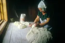 Brødbaking på Horgen vestre, Rolvsøy juni 1983 hos ekteparet