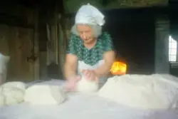 Brødbaking på Horgen vestre, Rolvsøy juni 1983 hos ekteparet