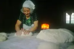 Brødbaking på Horgen vestre, Rolvsøy juni 1983 hos ekteparet