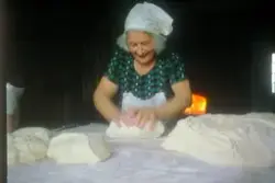 Brødbaking på Horgen vestre, Rolvsøy juni 1983 hos ekteparet