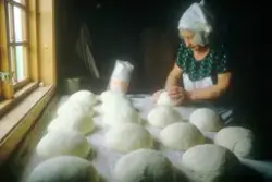 Brødbaking på Horgen vestre, Rolvsøy juni 1983 hos ekteparet