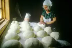 Brødbaking på Horgen vestre, Rolvsøy juni 1983 hos ekteparet