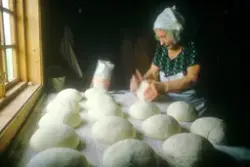 Brødbaking på Horgen vestre, Rolvsøy juni 1983 hos ekteparet