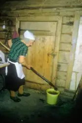 Brødbaking på Horgen vestre, Rolvsøy juni 1983 hos ekteparet