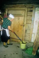 Brødbaking på Horgen vestre, Rolvsøy juni 1983 hos ekteparet