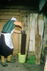 Brødbaking på Horgen vestre, Rolvsøy juni 1983 hos ekteparet