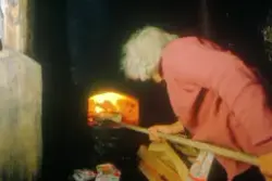 Brødbaking på Horgen vestre, Rolvsøy juni 1983 hos ekteparet