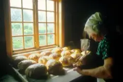 Brødbaking på Horgen vestre, Rolvsøy juni 1983 hos ekteparet