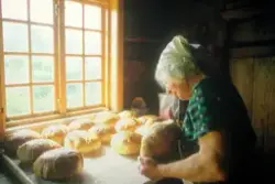 Brødbaking på Horgen vestre, Rolvsøy juni 1983 hos ekteparet