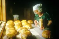 Brødbaking på Horgen vestre, Rolvsøy juni 1983 hos ekteparet