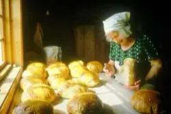 Brødbaking på Horgen vestre, Rolvsøy juni 1983 hos ekteparet