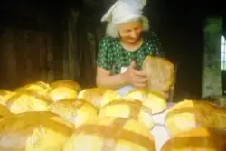 Brødbaking på Horgen vestre, Rolvsøy juni 1983 hos ekteparet