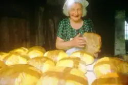 Brødbaking på Horgen vestre, Rolvsøy juni 1983 hos ekteparet