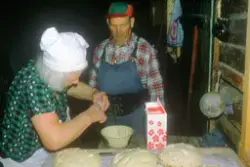 Brødbaking på Horgen vestre, Rolvsøy juni 1983 hos ekteparet