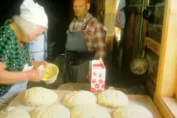 Brødbaking på Horgen vestre, Rolvsøy juni 1983 hos ekteparet