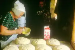 Brødbaking på Horgen vestre, Rolvsøy juni 1983 hos ekteparet