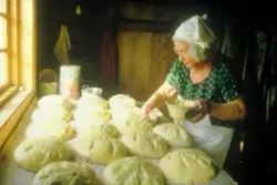 Brødbaking på Horgen vestre, Rolvsøy juni 1983 hos ekteparet