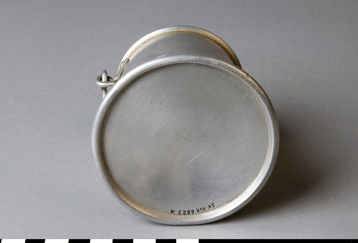 Leksak, mjölkhämtare av aluminium. Behållare (A) med bygelhandtag och lock (B) med ringgrepp.
