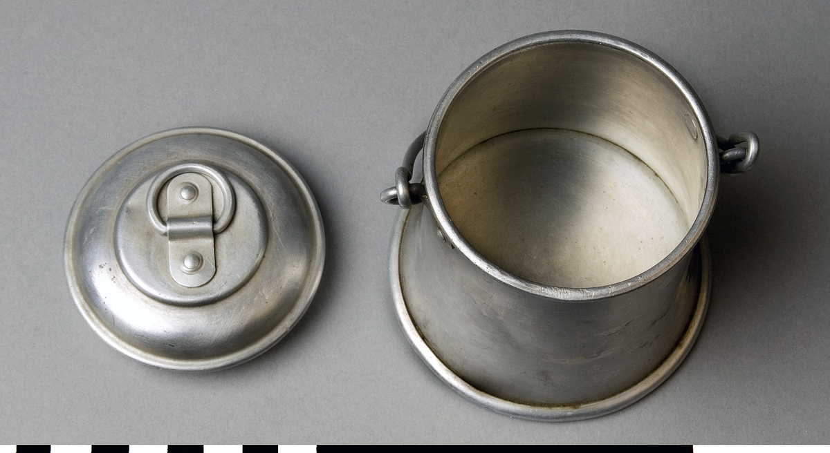 Leksak, mjölkhämtare av aluminium. Behållare (A) med bygelhandtag och lock (B) med ringgrepp.