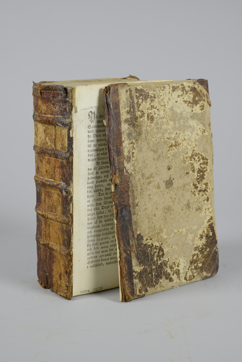 Bok, halvfranskt band, "Sammandrag af Swea rikes historia",upplaga 2, del 1, tryckt i Stockholm1784 av Anders J. Nordström.
Band med blindpressad och guldornerad rygg i fem upphöjda bind, titelfält med blindpressad titel (oläslig).